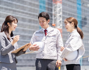 建設現場で打ち合わせを行う建設コンサルティングの様子