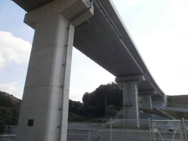 高架橋の構造物を見上げる様子