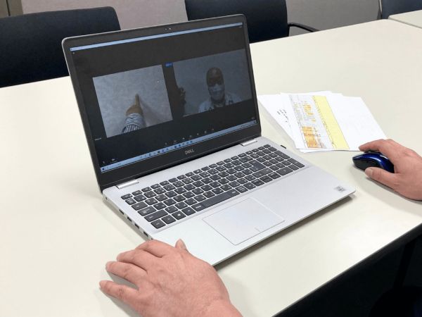 ノートパソコンで遠隔確認を行う様子