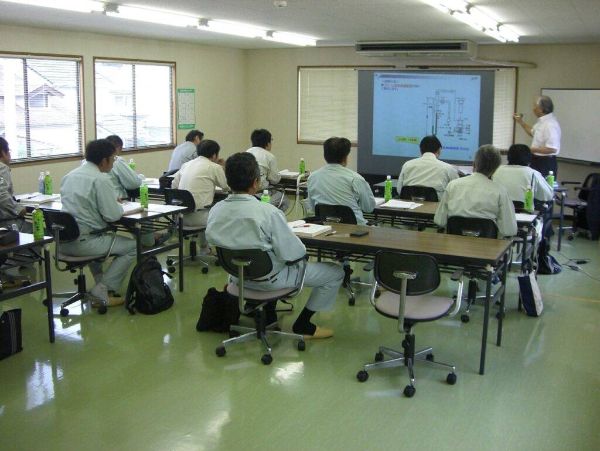 教室でコンクリート技術の講習を受ける受講者