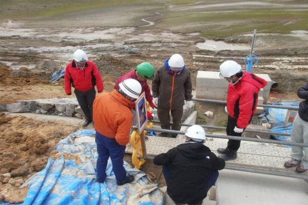 建設現場で打ち合わせを行う作業員