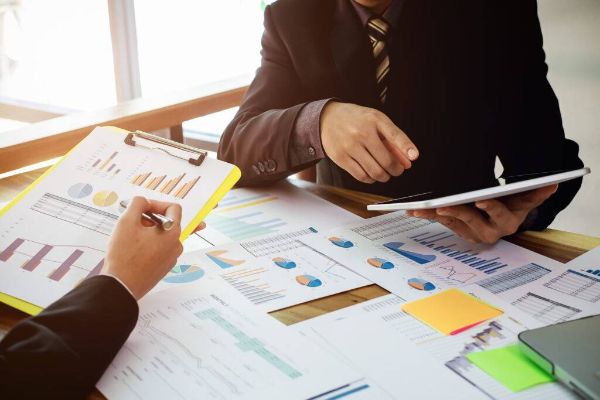 技術資料を確認しながら打ち合わせを行う様子