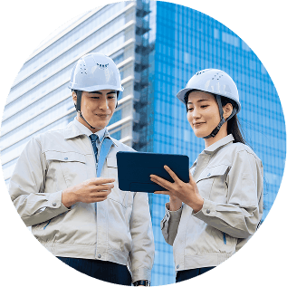 ヘルメットを持つ作業員のイメージ